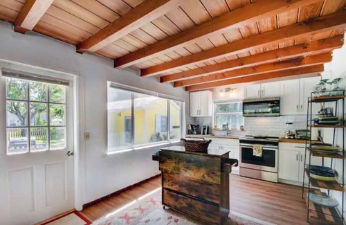 Jog Road Cottage | Private Beach Cottage walk steps to the beach, sleeps 6