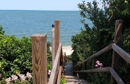 Brewster Cottage | Private Beach. Fabulous Bay Views. WIFI