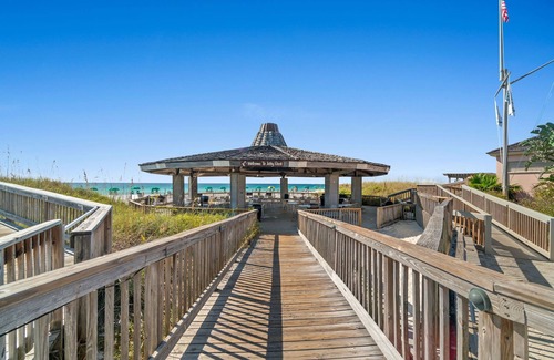 Holiday Isle Condo | PRIVATE BEACH, Heated Pool, Hot Tub, Live bands in summer. Honeymooon favorite
