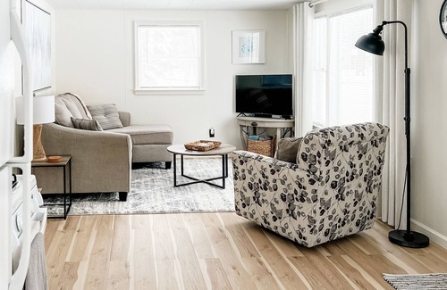 Caseville Cottage | Private beach & lake access-Cozy Cottage