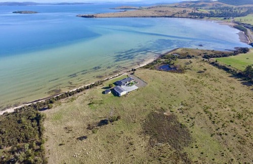 Dunalley House | Private Beach & Playground - Family/Group Getaway!