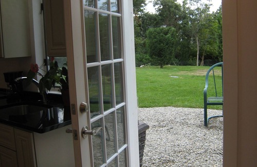 New London House | Private beach, sleeps 6 twobedroom apt. Kayak. Ocean B. Pass