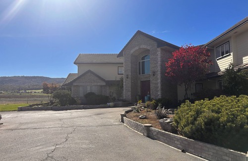 Medford House | Private Beautiful 57 acre Farm Estate (between Medford and Jacksonville)