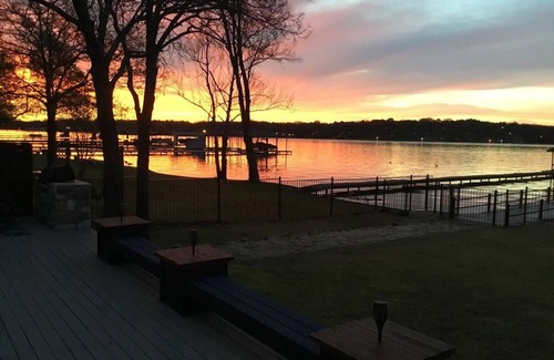 Enchanted Oaks House | Private Beautiful Waterfront Home. Boat Dock to enjoy Sunrise and Sunsets!