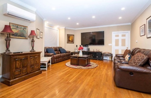 North Side House | Private Bedroom #1 and Bath 26 Min to NYC!