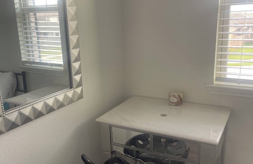 Iowa Colony House | Private bedroom 30 minutes from downtown Vee’s home away from home