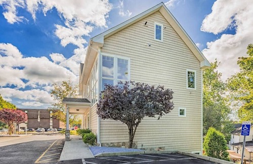 Danbury Apartment | Private Bedroom with Private Bathroom