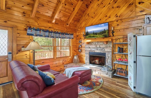 Gatlinburg Cabin | Private, Bright & Airy Honeymoon Cabin w/King Bed ~ Prime Location near Downtown