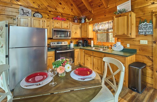 Gatlinburg Cabin | Private, Bright & Airy Honeymoon Cabin w/King Bed ~ Prime Location near Downtown