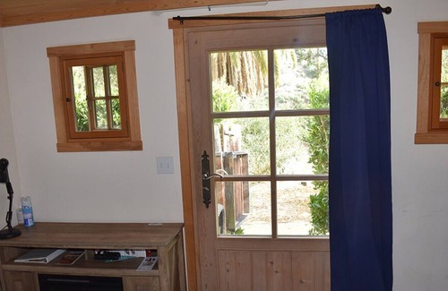 Mission Canyon Cabin | Private Cabin 2ppl kitchen, WiFi, free parking, pet friendly, jacuzzi