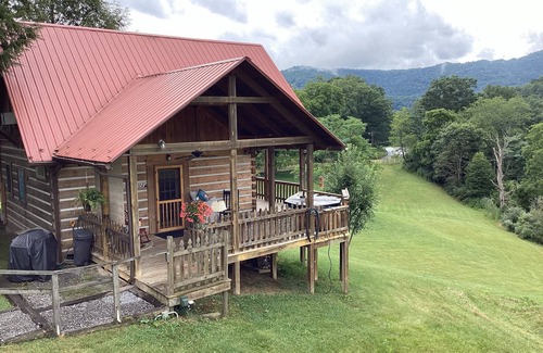 Marlinton Cabin | private cabin in w/fireplace & hot tub. Located close to Snowshoe. !Free Pizza!