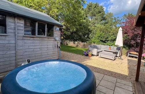 Bromham Cabin | Private Cabin near Bath & Longleat with hot tub for relaxing getaway