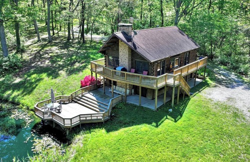 Freeburg Cabin | Private Cabin with Pond on Family Farm