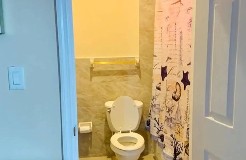 Nassau House | Private Cali King Suite Airport