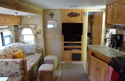 Suttons Bay House | Private Caravan on beautiful 2.5 acre wooded setting close to village and beach