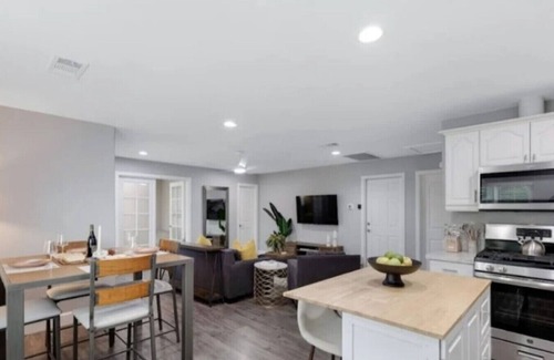 Grant Hill Villa | Private Casa/Min Downtown,Beaches,Freeways