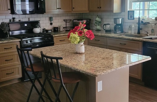 Edgemoor House | Private Catawba Home 4 bedrooms 2 bathrooms near the Lake, River, and Carowinds!