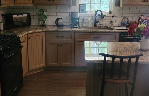 Edgemoor House | Private Catawba Home 4 bedrooms 2 bathrooms near the Lake, River, and Carowinds!