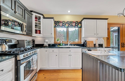 East Haven  Rutland County House | Private Chalet with Golf Simulator and Hot Tub