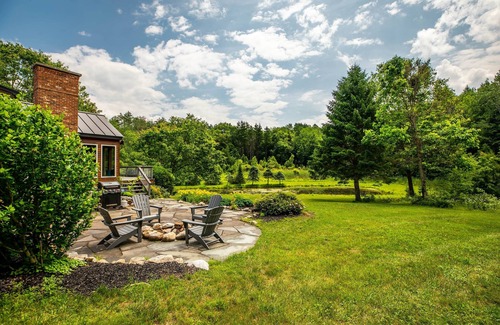 East Haven  Rutland County House | Private Chalet with Golf Simulator and Hot Tub