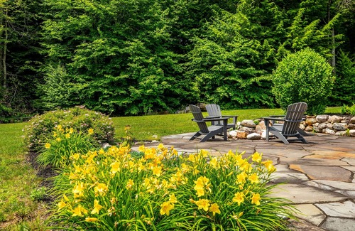 East Haven  Rutland County House | Private Chalet with Golf Simulator and Hot Tub