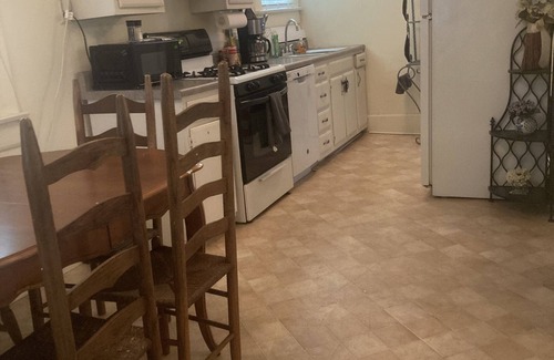Rosewood Apartment | Private Charleston SC themed cooks kitchen 1 bed 1 bath apartment Columbia SC