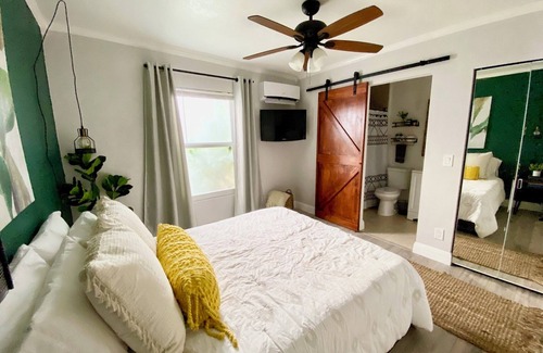 Parker Ridge House | Private charming King bed cottage quick drive to downtown and beach