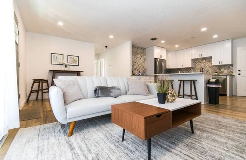 Berkley Apartment | Private Chic 2br | 10 min to Downtown| Fast Wifi