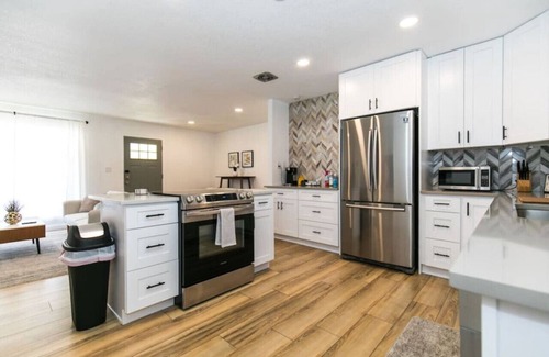 Berkley Apartment | Private Chic 2br | 10 min to Downtown| Fast Wifi