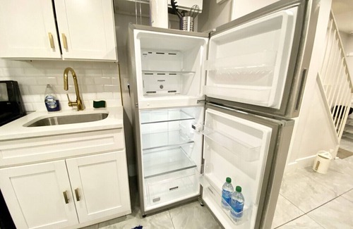 East New York House | Private Clean 3BD/1BA Free Parking/5min Metro Subway train