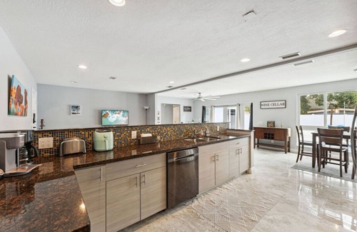 North Andrews Gardens Villa | Private Clean & Cozy Villa for Friends & Families