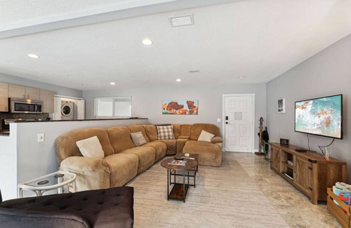 North Andrews Gardens Villa | Private Clean & Cozy Villa for Friends & Families