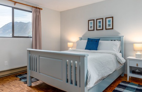Sandy Hook House | Private Coastal Modern Cabin - Outside sechelt & a 5 minute walk to the Beach!