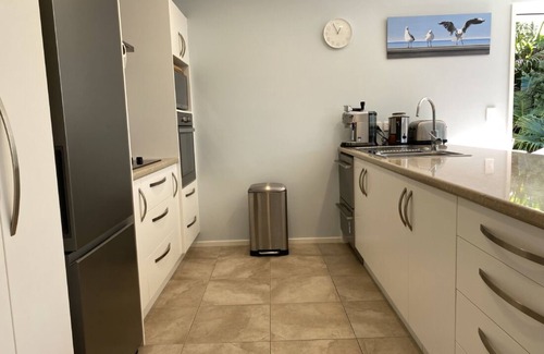 Whakatane House | Private Coastal Sanctuary, Next to the beach!