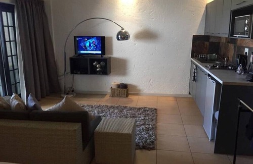 Kempton Park Apartment | Private Contemporary Suite II *Modern Airport Stay