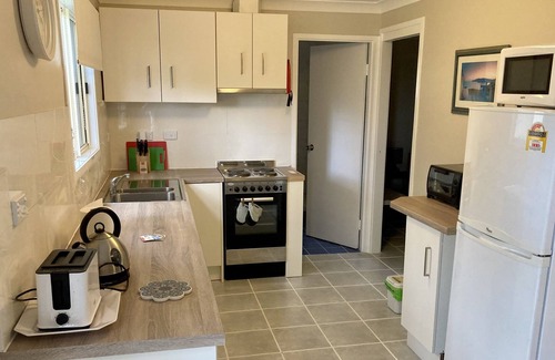 Lake Macquarie City Council Cottage | Private cottage. 1 minute to a beautiful lake