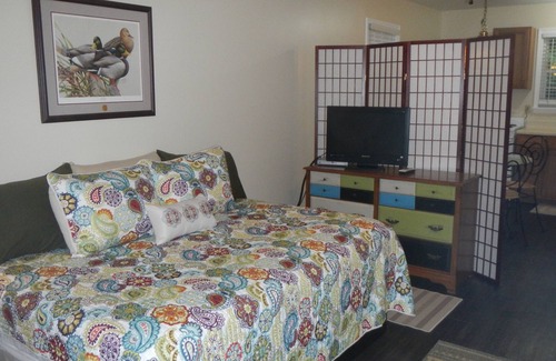 Gerton Cottage | Private Cottage at 3B's Inn Bed Breakfast & Biscuits Asheville, NC