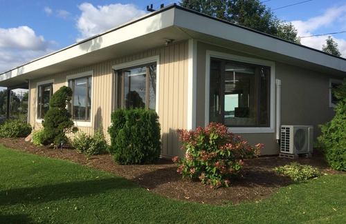 Niobe Cottage | Private Cottage on 80 Feet of Prime Lakefront-Stunning Sunsets.