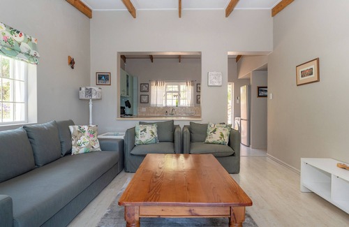 Clovelly Cottage | Private Cottage on Clovelly mountain side, 750m to golf course, 1 km to beaches.