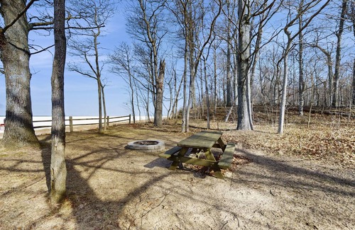 Fennville Cottage | Private Cottage w/Wood-Burning Fireplace, WiFi, and Lakefront Access