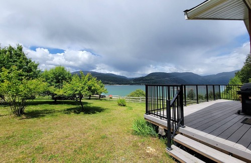 Fauquier Cottage | Private cottage with Sandy Beach on Arrow Lake
