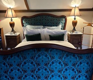 Llangadog House | Private Country Cottage with alfresco garden patio, outdoor tub with country views- Brecon Beacons National Park
