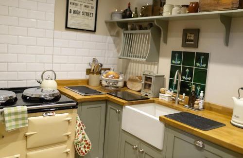 Llangadog House | Private Country Cottage with alfresco garden patio, outdoor tub with country views- Brecon Beacons National Park
