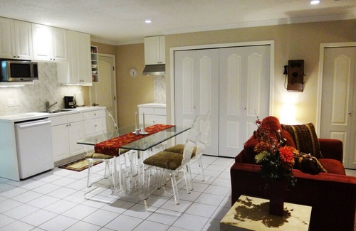 Cobble Hill House | Private Country Estate - Luxury retreat with Swim Spa. Pet Friendly!