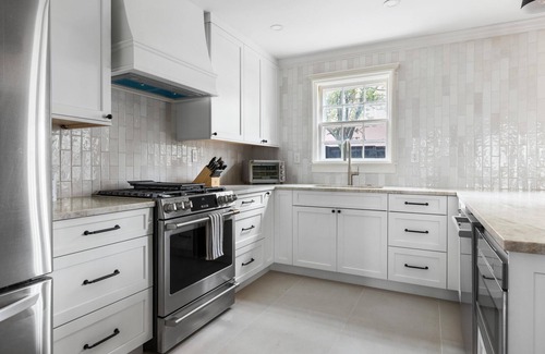 South of Broad House | Private Courtyard + Steps from King St +Parking Included