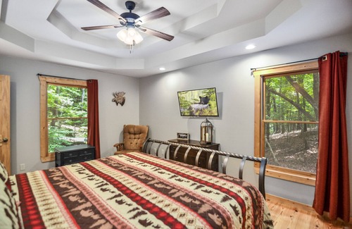 Eagle Mountain Cabin | Private-Covered porch-Fire Pit Comfy outdoor furniture -Mountain Community