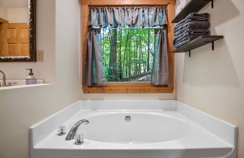 Eagle Mountain Cabin | Private-Covered porch-Fire Pit Comfy outdoor furniture -Mountain Community