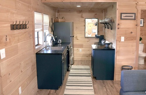 Hickman Cabin | Private Cozy Cabin Modern Retreat with WIFI