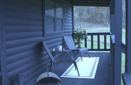 Hickman Cabin | Private Cozy Cabin Modern Retreat with WIFI