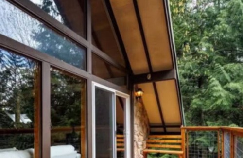 Sedro-Woolley Ski Chalet | Private Cozy Creekside PNW Chalet w/ Wood Stove!